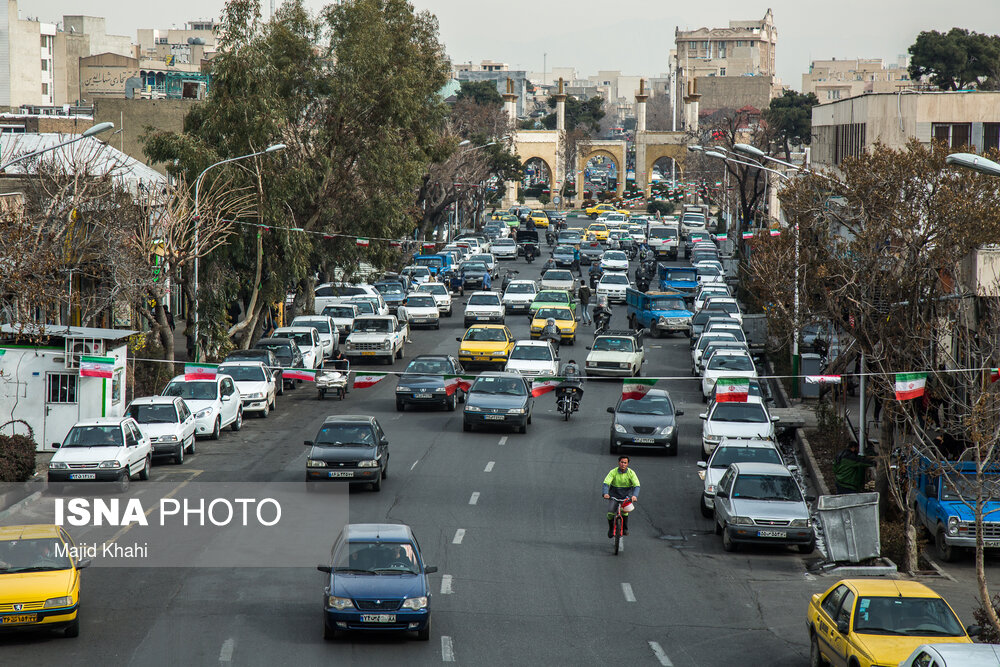 خیابان قزوین، از میدان قزوین شروع و به سه راه آذری منتهی می‌شود
فروشگاه‌های قطعات ماشین آلات کشاورزی وراهسازی بسیاری در این خیابان وجود دارد.