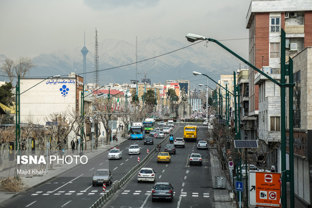 نمایی از برج میلاد که از خیابان کارگر جنوبی قابل مشاهده است.