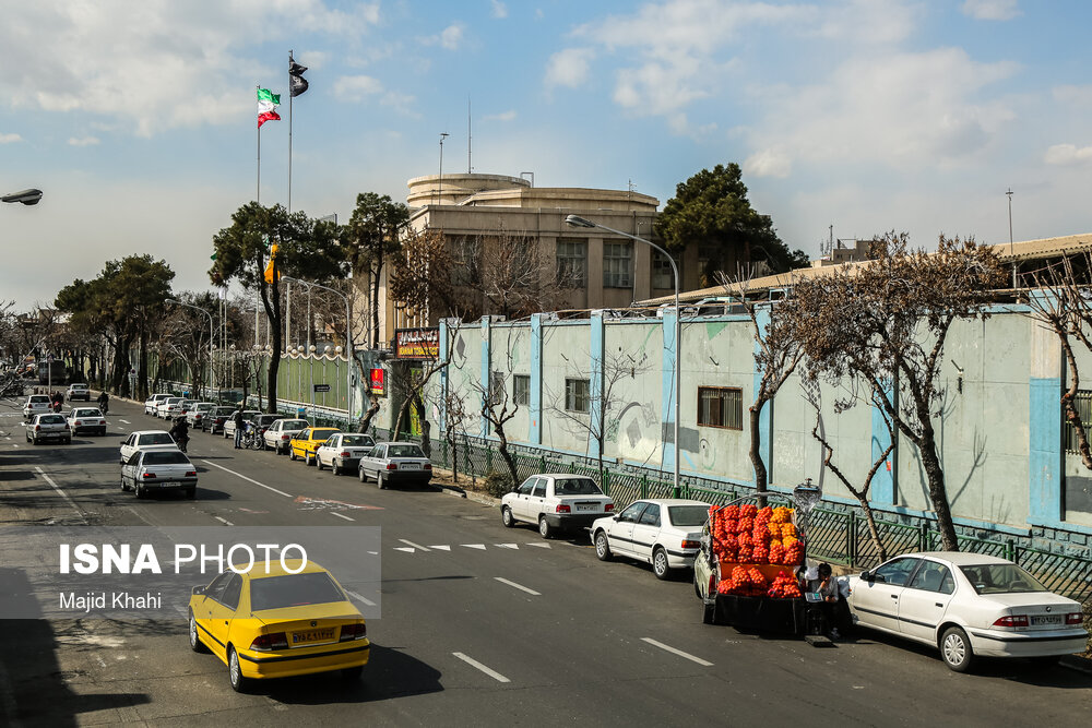 شرکت دخانیات ایران یکی از اولین مراکز صنعتی و تولیدی بود که در این منطقه شکل گرفت.