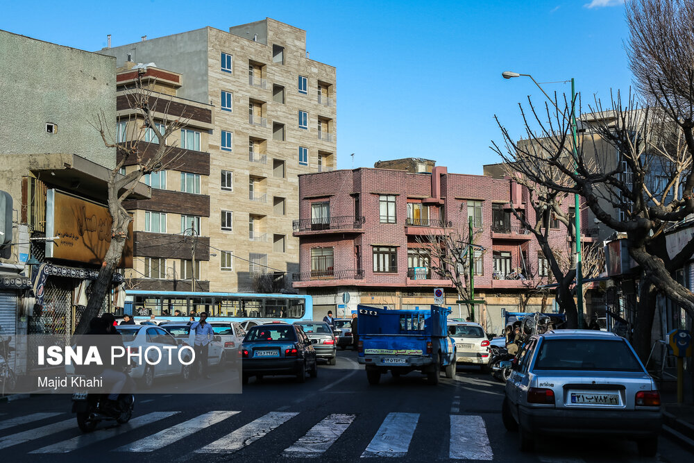 در کنار ساختمانهای نوساز وسربه فلک کشیده 
ساختمانهای قدیمی ومسکونی نیز وجود داردند
که هنوز دستخوش تغییرات نشده‌‌اند.