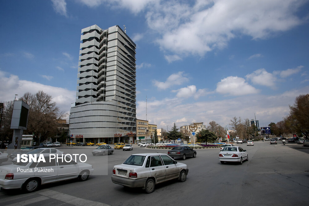 میدان جهاد یکی از مراکز شهر همدان است که متاسفانه با وجود شیوع کروناویروس عده ای همچنان بی توجه در رفت و آمد و تردد هستند.