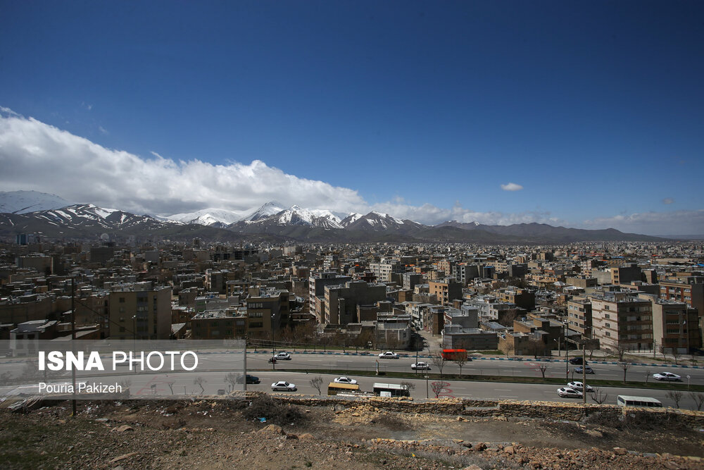 همدان، شهر تاریخ و تمدن چند هزارساله و شهر مهمان نواز تاریخ ایران که هرساله با توجه به شرایط مناسب آب و هوایی و تنوع جاذبه های گردشگری میزبان هزاران گردشگر از سراسر ایران و جهان بوده در نوروز ۹۹ در سکوتی عجیب به سر میبرد و آرامشی نه چندان مطلوب فضای پر شور شهر را فراگرفته است.