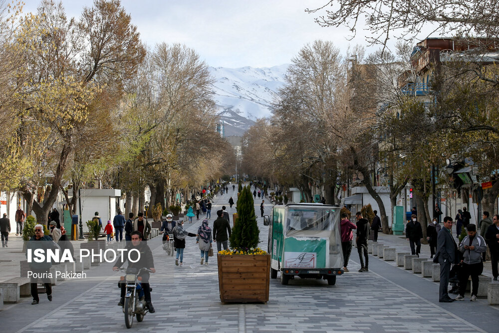 پیاده راه بوعلی همدان که همچنان با گذشت چندین روز از شیوع کروناویروس و ایام عید همچنان جزو مکان های پر تردد در همدان به حساب می آید.