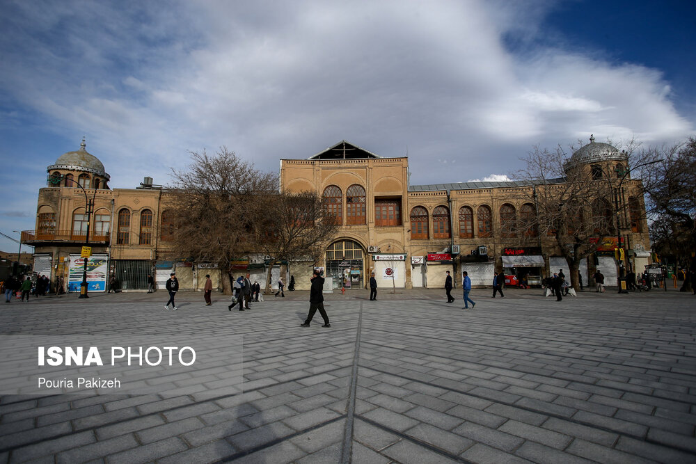 میدان مرکزی همدان میدان بزرگی است که امروزه با نام میدان امام خمینی همدان معروف است. طرح و نقشهٔ این میدان پیش‌تر توسط مهندس معمار آلمانی کارل فریش تهیه و اجرا شده بود ولی در شهریور ۱۳۹۶ بخش ماشین‌رو آن تخریب و همه‌ی قسمت میدان، به پیاده‌راه تبدیل شد؛ با وجود کروناویروس اما عده ای برای گذراندن وقت و یا خریدهای روزانه در این میدان رفت و آمد می کنند.