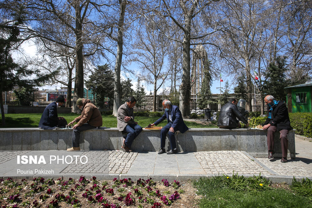 ابوعلی سینای یکی از مهمترین دانشمندان ایرانی بوده که شهرت جهانی داشته و آرامگاه وی در استان همدان قرار گرفته و سالانه تعداد زیادی از مسافرانی که به این شهر سفر می کنند به بازدید از مقبره ی وی می روند؛اما نوروز 99 این آرامگاه به علت شیوع کروناویروس کاملا بسته است اما عده برای گذراندن وقتشان به فضای سبز این آرامگاه می آیند.