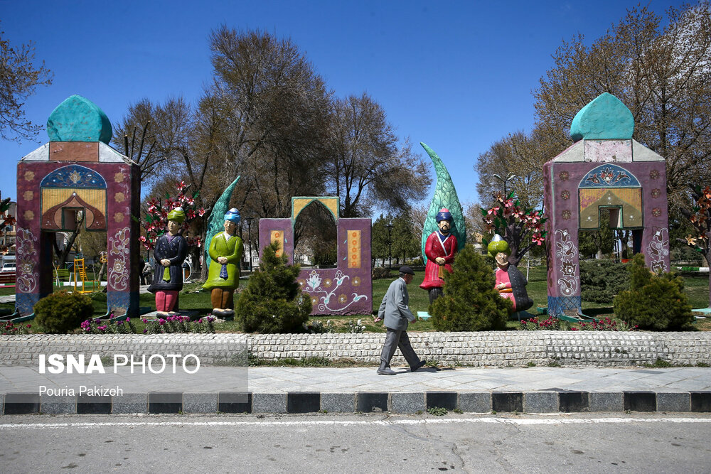 هرساله شهرداری همدان با فرارسیدن ایام نوروز المان هایی متناسب با این ایام در نقاط مختلف شهر نصب می کنند.