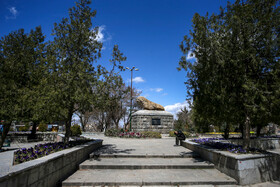 میدان شیرسنگی یکی دیگر از مکان های تاریخی و گردشگری استان همدان محسوب می شود که خالی از جمعیت و بدون مسافر دیده می شود.