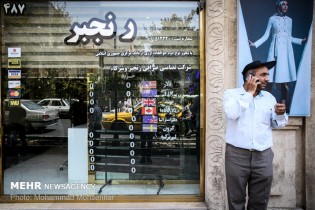 قیمت دلار آمریکا ۲۷ فروردین ۱۳۹۹ همچنان ۱۵۶۰۰ تومان است