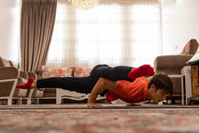 علی سبحانی قهرمان کشور در رشته ایروبیک ژیمناستیک و عضو تیم ملی جوانان ایروبیک ژیمناستیک کشور این روزها جهت حفظ آمادگی جسمانی خود تمریناتش را در منزل انجام می دهد.