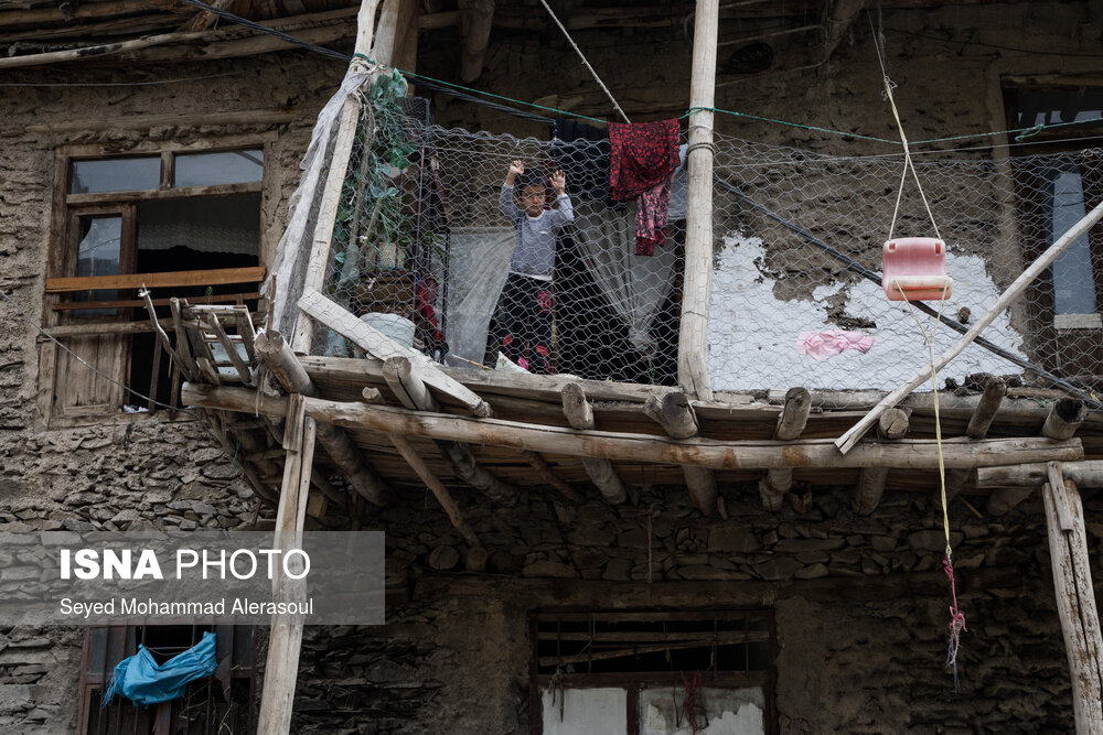 در حال حاضر و با توجه به شرایط نا مساعد روستای تاریخی کنگ تعداد کمی از مردم در آن سکونت دارند و بیشتر اهالی از منطقه مهاجرت کرده‌اند.