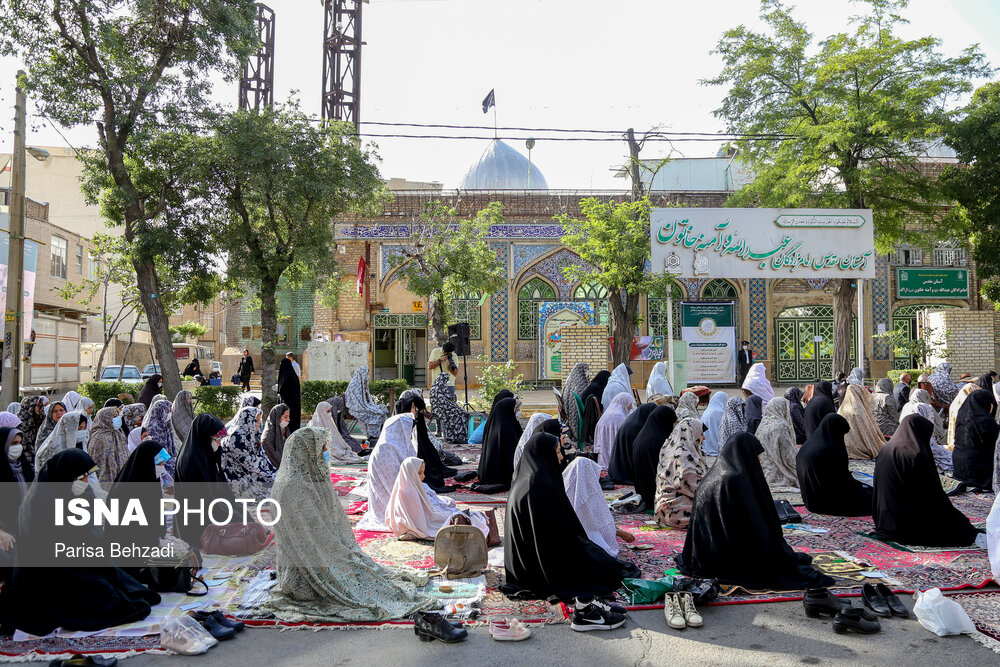 اقامه نماز عیدسعید فطر در آستان مقدس امامزادگان عبدالله (ع) و آمنه خاتون (س) اراک