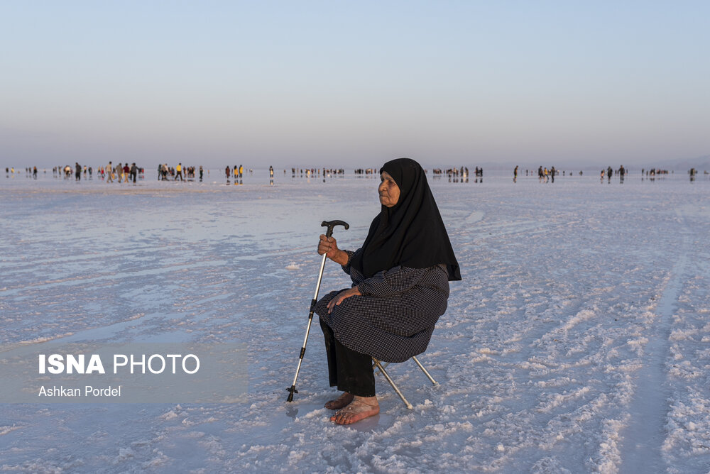 بسیاری از گردشگران به دلیل خاصیت درمانی بودن نمک موجود این منطقه به آن سفر میکنند