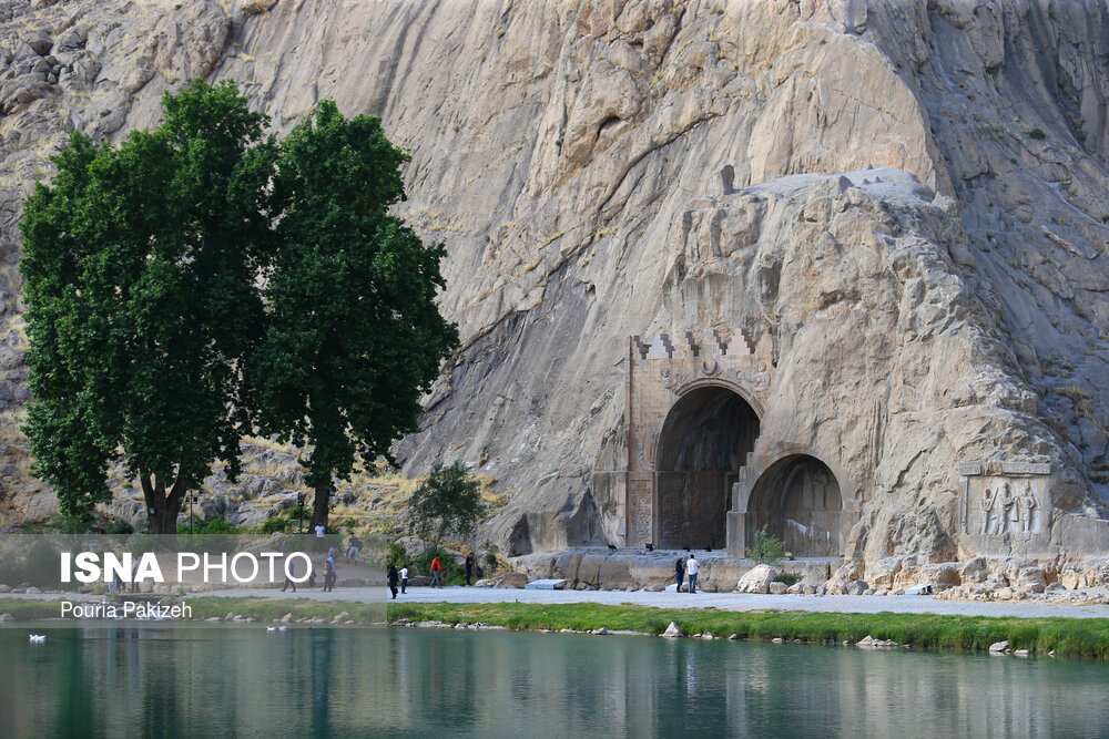 طاق بستان تاریخی همراه با دیگر بناهای تاریخی زیرنظر وزارتخانه میراث فرهنگی در هفته‌ی اول خرداد فعالیت خود را از سر گرفت و هر روز از ساعت 9 صبح تا 20 مردم و گردشگران می‌توانند با رعایت پروتکل‌های بهداشتی از این فضای تاریخی دیدن کنند، محوطه‌ای تاریخی که سه نقش برجسته و سنگ‌نگاره‌ی حک شده روی سه کتیبه‌ی جدا از هم در طاق‌بستان.