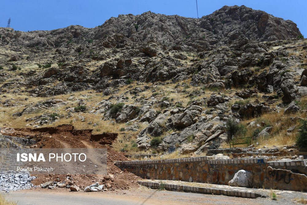 کوهِ بکر و طبیعی طاق بستان در پشتِ محوطه‌ی تاریخی طاق بستان، یکی از مناطقی است که مردم کرمانشاه به داشتن‌اش می‌بالند. این جمله را یکی از پیمانکارانِ نصبِ تله‌کابین در حریم طاق بستان می‌گوید، اما باز هم مراقب است تا نگاه یا دوربینی کارِ احداثِ تله‌کابین را با مشکلی مواجه نکند.