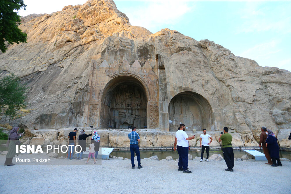 سه نقش برجسته و سنگ‌نگاره‌ی حک شده روی سه کتیبه‌ی جدا از هم در طاق‌بستان؛ تاج‌گذاری دو پادشاه یعنی اردشیر دوم و خسروپرویز و معرفی پدر و پسر یعنی شاپور و دوم سوم را نشان می‌دهد، تصاویری که امروز این محوطه‌ی تاریخی را به یکی از ارزشمندترین محوطه‌های تاریخی کرمانشاه تبدیل کرده است. شاهانی که آن‌ها را شاهان نوگرا یا به نوعی یاغی نسبت به آیین‌های مذهبی دوره‌ی خود می شناختند.