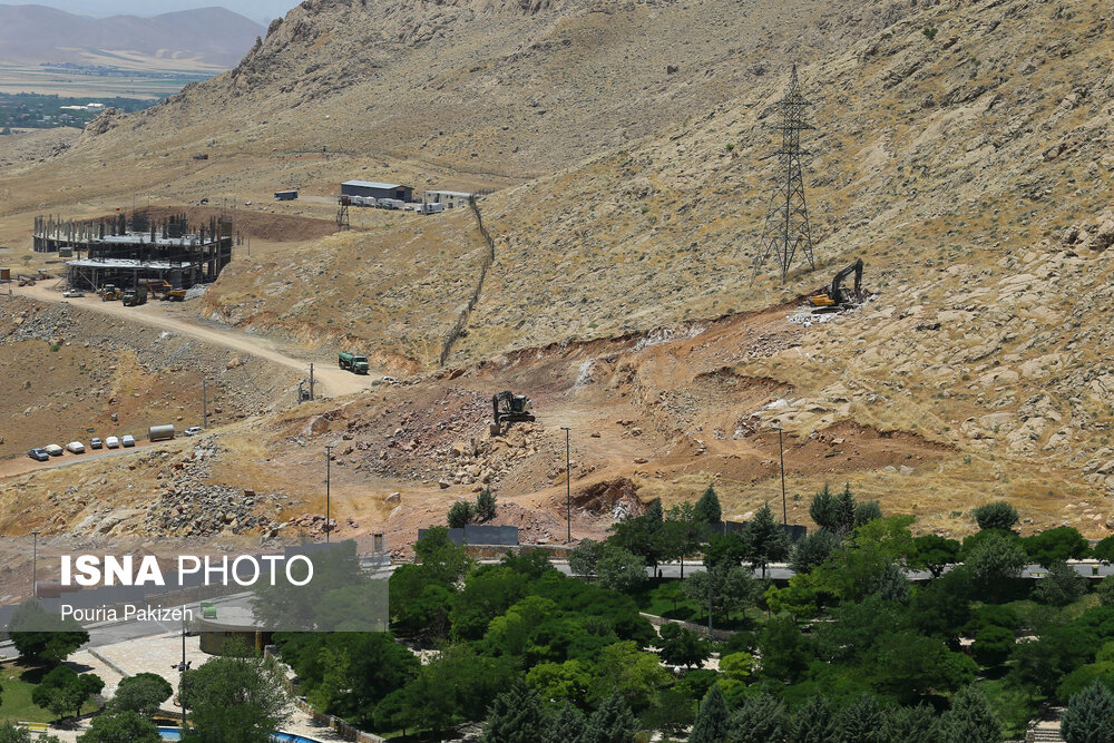 طاق‌بستان و بیستون را مهمترین محوطه‌های تاریخی کرمانشاه می‌دانند، یکی جهانی شده و دیگری سال‌هاست در فهرست موقت یونسکو جا خوش کرده، به حدی که طاقتِ مدیریت شهری کرمانشاه را طاق کرده  و حالا ان‌ها قصدِ ایجادِ وسیله‌ای سرگرم کننده برای طاق‌بستانی را دارند که قرار است شبیه به گنجنامه باشد.