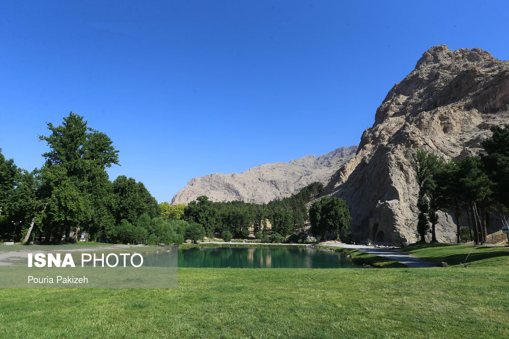 در کنار کوه‌هایی که اصلا طاقِ بستان را شکل داده‌اند، به واسطه‌ی وجود چشمه‌های آبِ روان، برخی محققان این بنا را معبدی برای الهه آناهیتا دانسته‌اند؛ ایزد بانوی، آب‌های روان، زیبایی، فراوانی و برکت در دوران پیش از اسلام و اما برخی دیگر، به تبعیت از نوشته‌های مورخان ایرانی و عرب سده سوم هجری به بعد، آن را کاخی ناتمام برای خسروپرویز معرفی کرده‌اند.