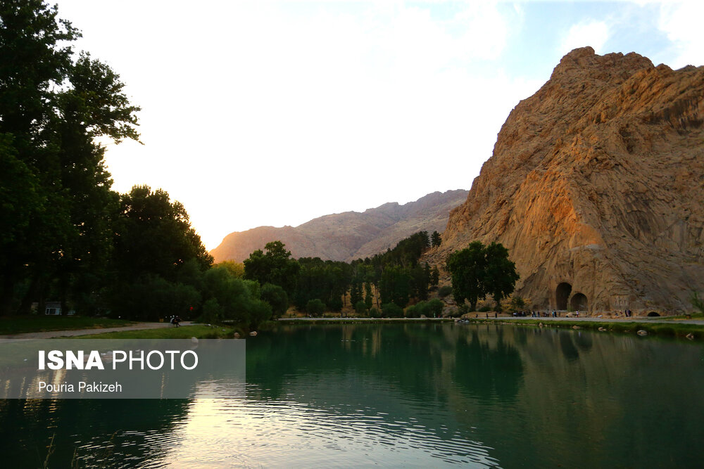 طاق بستان در قرن سوم میلادی ساخته می‌شود، محوطه‌ای که امروز به عنوان یکی از ارزشمندترین محوطه‌های تاریخی دارای ارزش‌های هنری و تاریخی در استان کرمانشاه شناخته می‌شود و علاوه بر حک شدن نقش‌برجسته‌ی سه پادشاه و وجود چند سنگ‌نوشته یا کتیبه به خط پهلوی، کوه و چشمه در این مکان فضای آن را متفاوت از دیگر محوطه‌های تاریخی کرده است، به طوری‌که عده ای از نویسندگان این بنا را معبدی برای الهه آناهیتا دانسته‌اند.