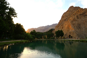 طاق بستان در قرن سوم میلادی ساخته می‌شود، محوطه‌ای که امروز به عنوان یکی از ارزشمندترین محوطه‌های تاریخی دارای ارزش‌های هنری و تاریخی در استان کرمانشاه شناخته می‌شود و علاوه بر حک شدن نقش‌برجسته‌ی سه پادشاه و وجود چند سنگ‌نوشته یا کتیبه به خط پهلوی، کوه و چشمه در این مکان فضای آن را متفاوت از دیگر محوطه‌های تاریخی کرده است، به طوری‌که عده ای از نویسندگان این بنا را معبدی برای الهه آناهیتا دانسته‌اند.