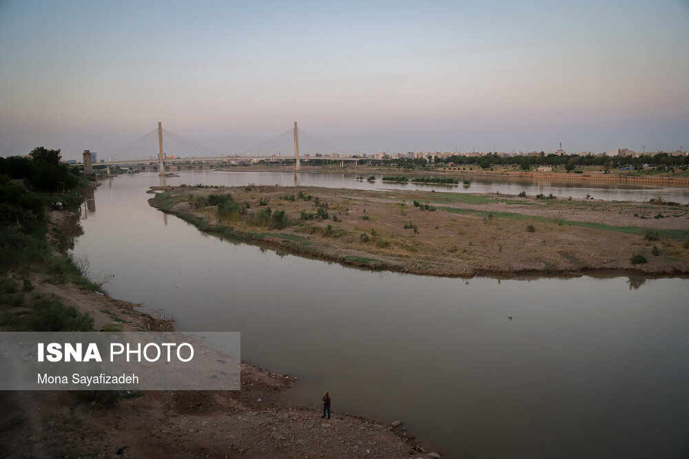 به دلیل کاهش آب رودخانه ی کارون خشکی های بسیار از دل آن بیرون زده است.