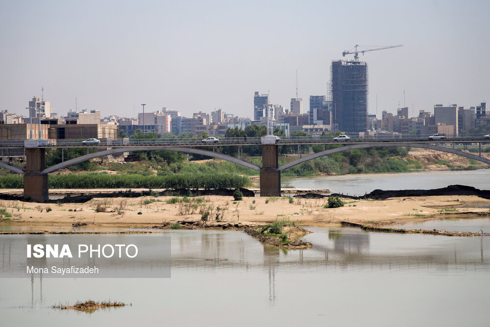 سطح آب کارون به دلیل انتقال آب و عدم مدیریت آب کاهش چشم گیری داشته است.