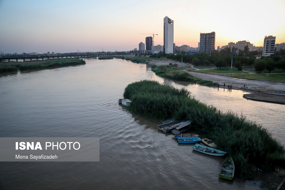 خشکسالی ،کم آبی و انتقال آب کارون بستر این رود را افزایش داده است. با کم شدن آب کارون، نیزارها فرصتی برای رشد پیدا کرده‌اند.