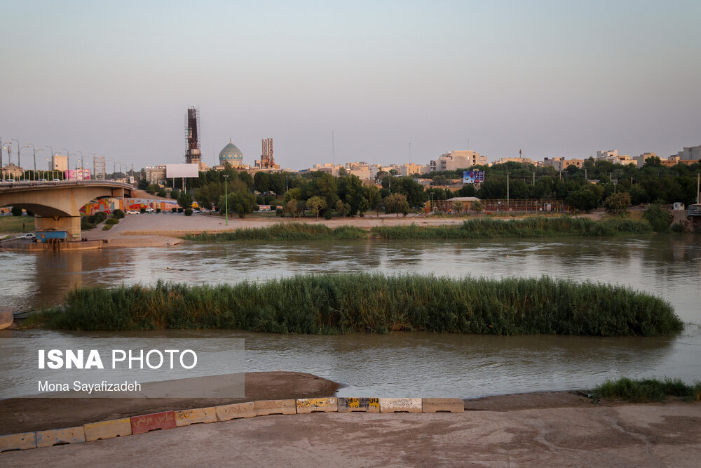 خشکسالی ،کم آبی و انتقال آب کارون بستر این رود را افزایش داده است. با کم شدن آب کارون، نیزارها فرصتی برای رشد پیدا کرده‌اند.