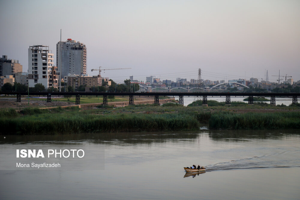 خشکسالی ،کم آبی و انتقال آب کارون بستر این رود را افزایش داده است. با کم شدن آب کارون، نیزارها فرصتی برای رشد پیدا کرده‌اند.