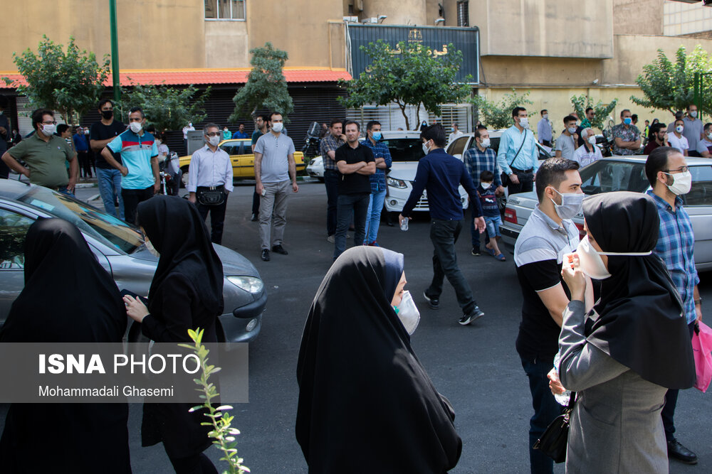 خانواده داوطلبان در انتظار پایان آزمون- دانشگاه امیرکبیر