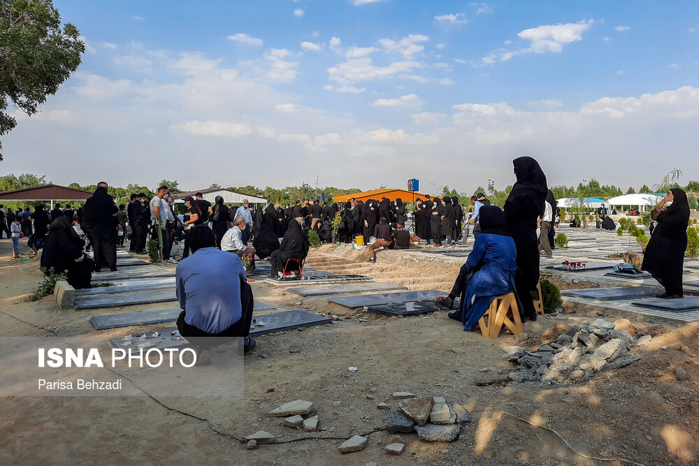 علیرغم اعلام ممنوعیت برگزاری مراسم‌های عروسی و عزا همچنان برخی از این مراسم ها با جمعیت بالا در حال انجام است.