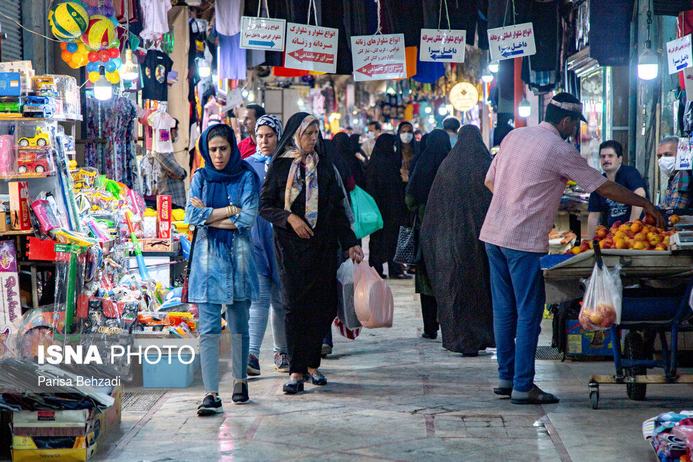 رعایت فاصله‌گذاری اجتماعی در بازارهای محلی سخت است، بازارهای محلی باید در مکان‌های خاصی برپا شوند که دارای سیستم آب و فاضلاب برای شست‌وشو و مکان‌های مشخص برای دست‌فروشان باشد.