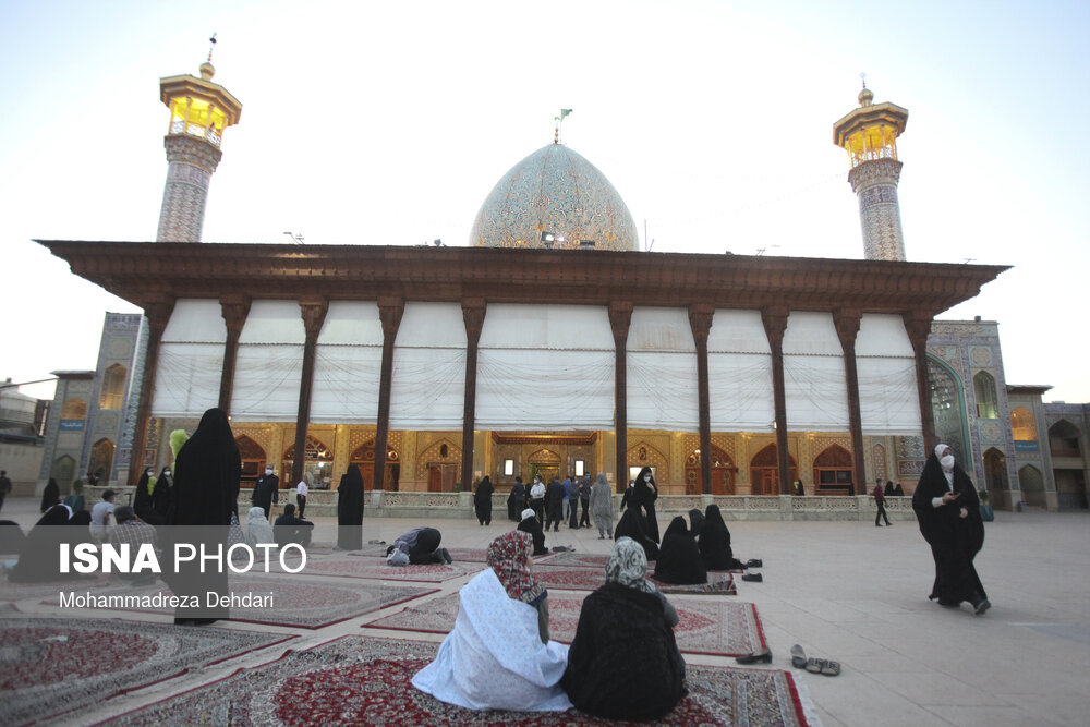 علی‌رغم قرار داشتن فارس در وضعیت قرمز، همچنان اماکن گردشگری در شیراز باز و پذیرای گردشگران است.(حرم شاهچراغ-ع)