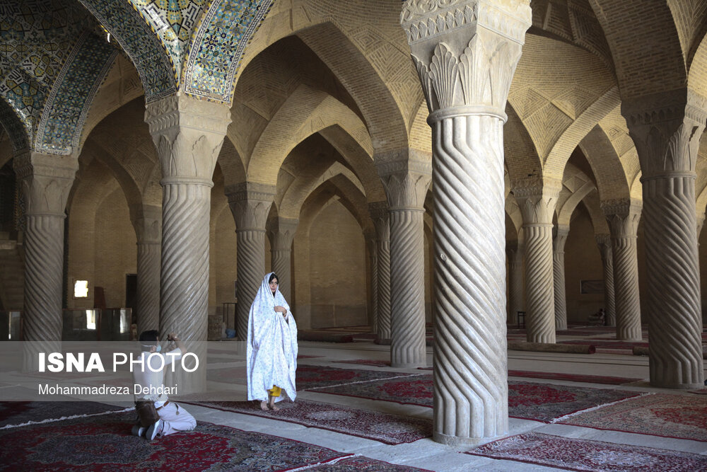 علی‌رغم قرار داشتن فارس در وضعیت قرمز، همچنان اماکن گردشگری در شیراز باز و پذیرای گردشگران است.(مسجد وکیل)