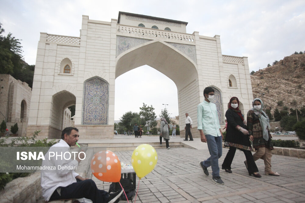 علی‌رغم قرار داشتن فارس در وضعیت قرمز، همچنان اماکن گردشگری در شیراز باز و پذیرای گردشگران است.(دروازه قرآن)