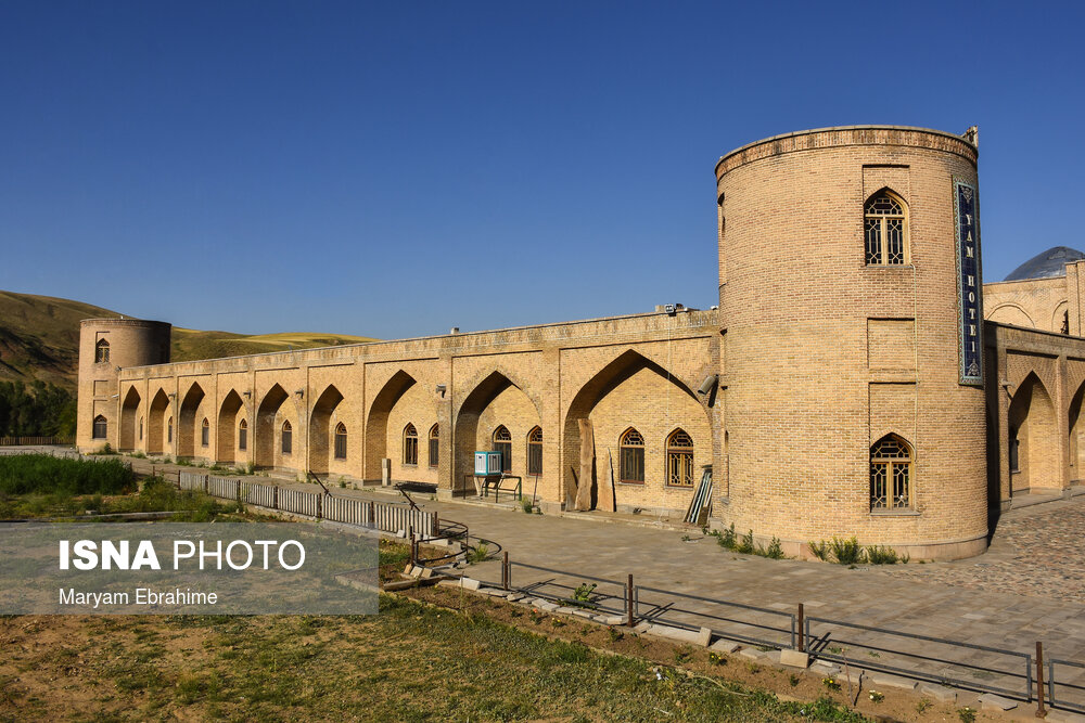 این کاروانسرا بدلیل قرار گرفتن در مسیر جاده ترانزیت ایران به اروپا و نیز قرار گرفتن در مسیر جاده ابریشم مورد توجه گردشگران داخلی و خارجی بوده و یکی از مهمترین تاسیسات بین راهی جاده ابریشم در ادوارد مختلف تاریخ به شمار می آید.