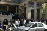 صف طولانی خرید دلار مقابل صرافی‌های بانکی