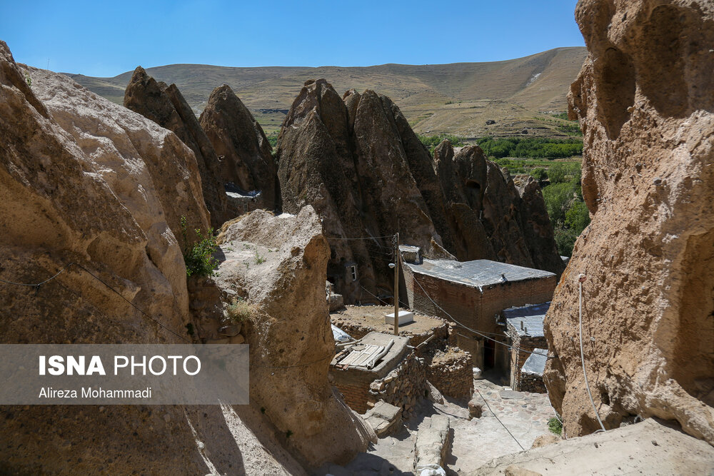 روستای کندوان منطقه ای ییلاقی از رشته کوه های سهند است که معماری طبیعی وخاص آن موجب شهرت جهانی شده است.