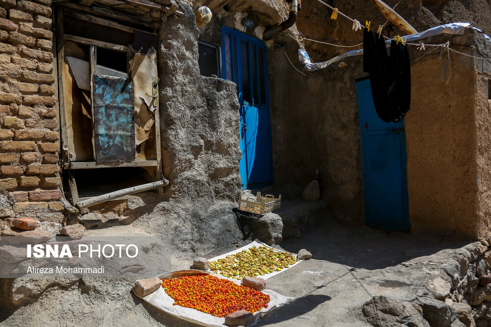 روستای کندوان از صخره هایی تشکل شده است که بعدها مردم برای زیستن در داخل آن ها اقدام به حفاری درون صخره ها کرده و برای خود خانه های مسکونی ایجاد کرده اند.