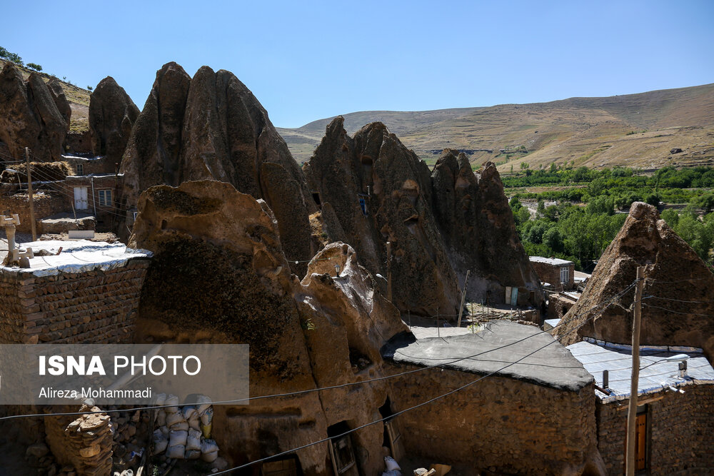 روستای کندوان منطقه ای ییلاقی از رشته کوه های سهند است که معماری طبیعی وخاص آن موجب شهرت جهانی شده است.