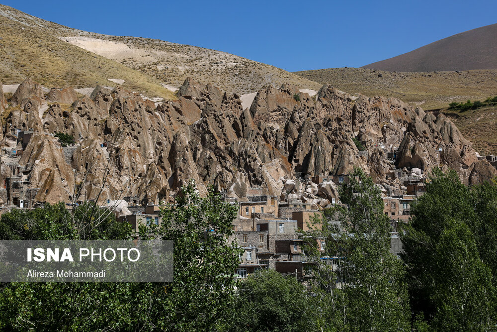 روستای کندوان منطقه ای ییلاقی از رشته کوه های سهند است که معماری طبیعی وخاص آن موجب شهرت جهانی شده است.