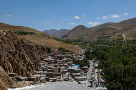 روستای کندوان منطقه ای ییلاقی از رشته کوه های سهند است که معماری طبیعی وخاص آن موجب شهرت جهانی شده است.