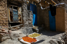 روستای کندوان از صخره هایی تشکل شده است که بعدها مردم برای زیستن در داخل آن ها اقدام به حفاری درون صخره ها کرده و برای خود خانه های مسکونی ایجاد کرده اند.