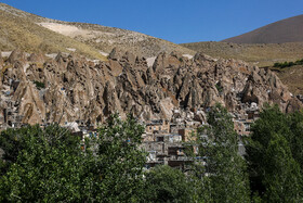 روستای کندوان منطقه ای ییلاقی از رشته کوه های سهند است که معماری طبیعی وخاص آن موجب شهرت جهانی شده است.