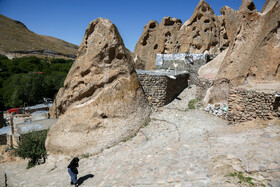 روستای کندوان از صخره هایی تشکل شده است که بعدها مردم برای زیستن در داخل آن ها اقدام به حفاری درون صخره ها کرده و برای خود خانه های مسکونی ایجاد کرده اند.