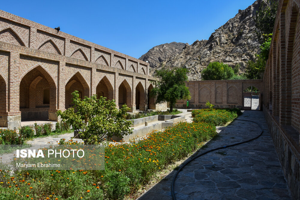 این حمام زیبا دارای معماری سبک سنتی بوده و در میان باغ بزرگی بنا شده است. بنای حمام دارای یک هشتی به‌صورت هشت ضلعی به ابعاد ۳٫۵ در ۳٫۵ و ارتفاع ۴٫۵ متر است که و در یکی از اضلاع آن در ورودی و در ضلع دیگر سربینه (ورودی رختکن) قرار دارد.