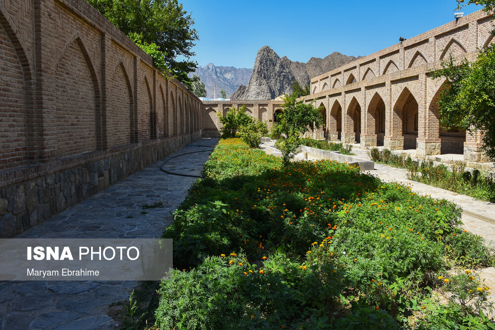 طبق اسناد تاریخی حمام کردشت در دوران شاه عباس صفوی و با دستور وی احداث شده و به حمام خانی مشهور بوده است؛ به عبارت دیگر، حق استفاده از این حمام متعلق به پادشاهان و بزرگان بوده است. در دوره قاجار و به دستور آقا محمدخان، این حمام دستخوش تغییر شده و در اختیار عموم مردم قرار گرفت، ولی متاسفانه در طول تاریخ در معرض تخریب قرار گرفت و در اثر عدم استفاده مردم از آن کاملا متروکه شد.