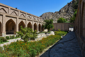 این حمام زیبا دارای معماری سبک سنتی بوده و در میان باغ بزرگی بنا شده است. بنای حمام دارای یک هشتی به‌صورت هشت ضلعی به ابعاد ۳٫۵ در ۳٫۵ و ارتفاع ۴٫۵ متر است که و در یکی از اضلاع آن در ورودی و در ضلع دیگر سربینه (ورودی رختکن) قرار دارد.