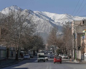 استحاله انسان شهری در میان سنگ و آهن، خیابان‌های شلوغ و پرترافیک و آپارتمان‌های آسمان‌خراش معضل زندگی امروز شهری است، انسانی که حالا به‌جای مناسباتی که پیش از این در ساختار محله‌ها جاری بود در شبکه‌های اجتماعی و فضای مجازی غرق‌شده است.