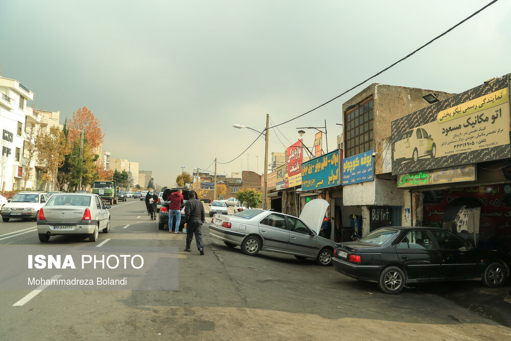 در خیابانی که از فلکه اول به خیابان کوهسار می‌رسد تعمیرگاه‌های ماشین زیادی وجود دارد و ساکنین این محله برای تعمیر ماشین‌‌های خود علاوه بر میدان الغدیر به این خیابان مراجعه می‌کنند.