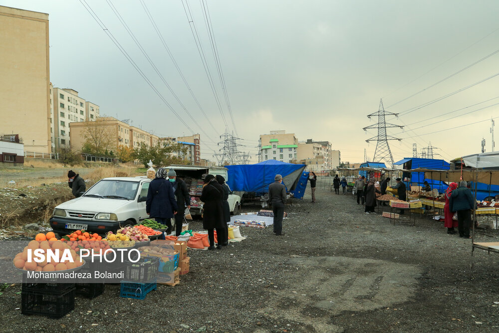 بالاتر از نیروگاه برق در خیابان شهران زمین بزرگی وجود دارد که در گذشته از آن به عنوان زمین فوتبال استفاده می‌شد اما در سال‌های اخیر و در روزهای شنبه، بازاری محلی در آن شکل می‌گیرد.